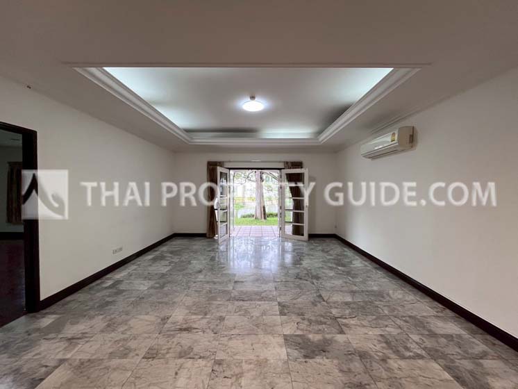 House with Shared Pool in Bangnatrad 